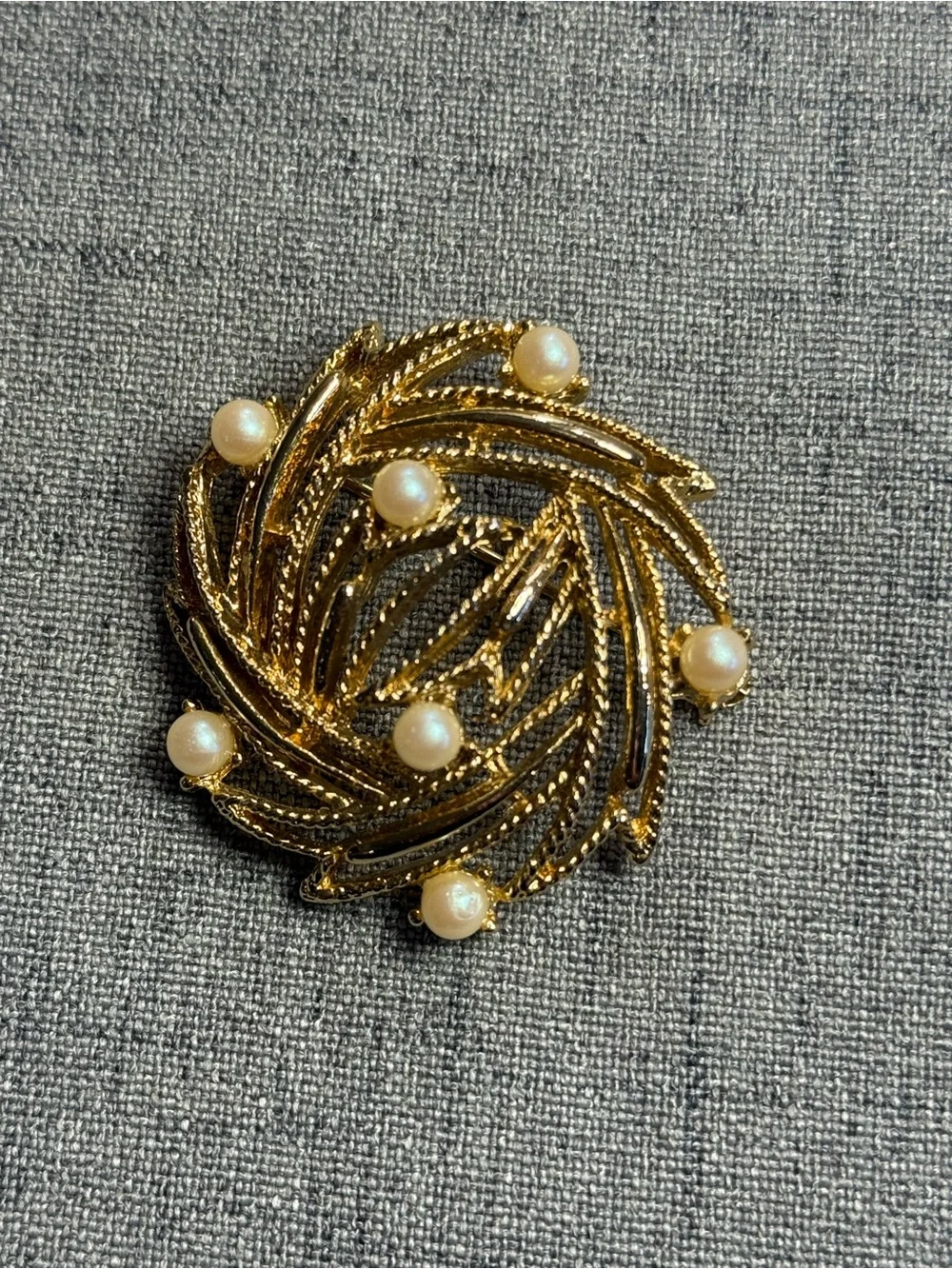 Vintage Textured Gold Tone Wreath‎ Brooch with Faux Pearl Accents Swirl MCM